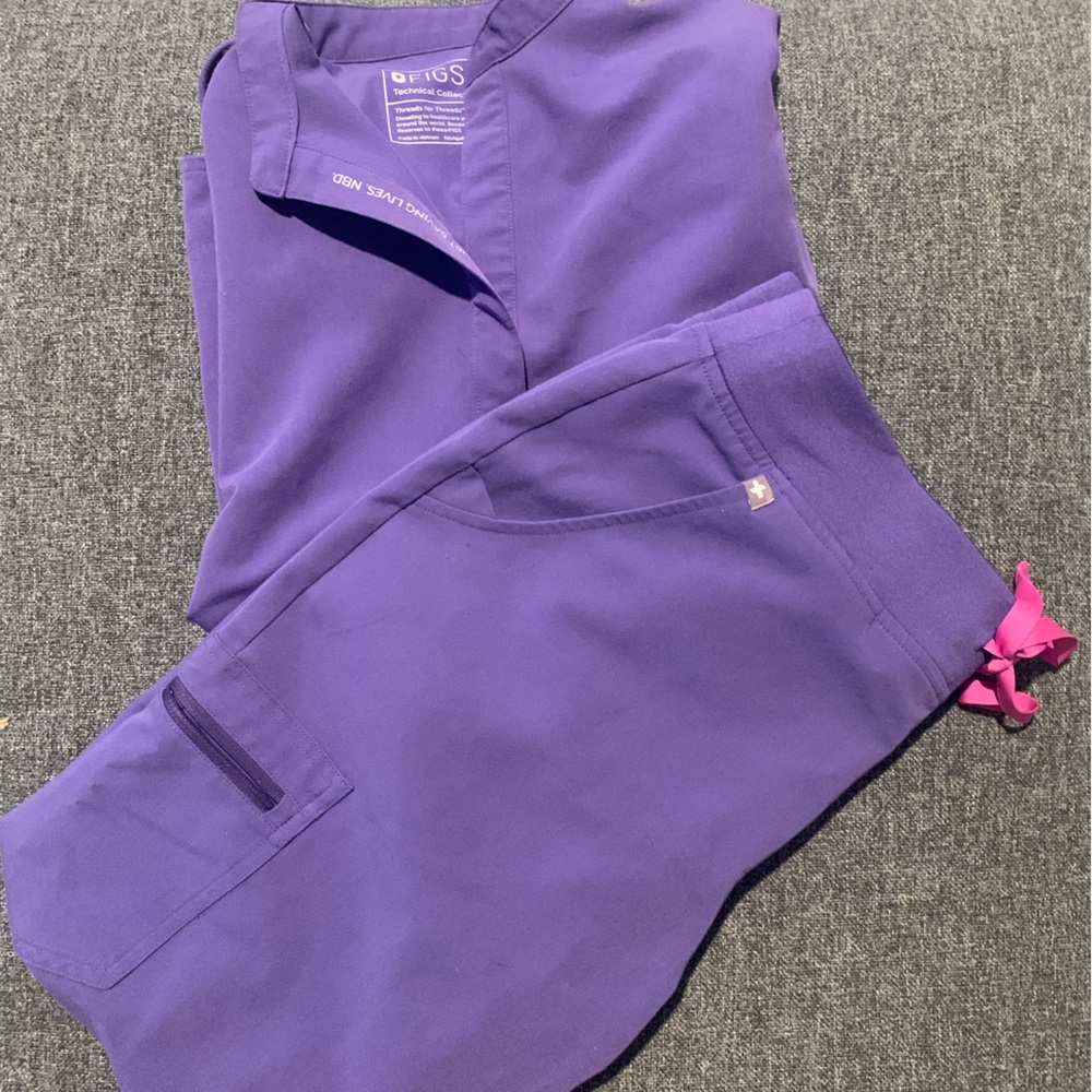 FIGS limited edition amethyst jogger scrub bottoms and Rafaela top set